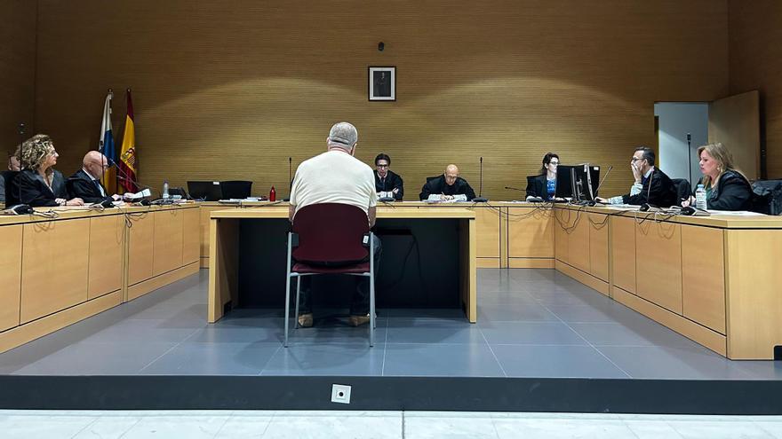 El acusado, de espaldas, este lunes en la última sesión del juicio ante la Audiencia Provincial de Las Palmas.