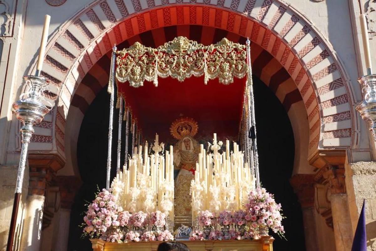 La noche culmina un Martes Santo primaveral e histórico