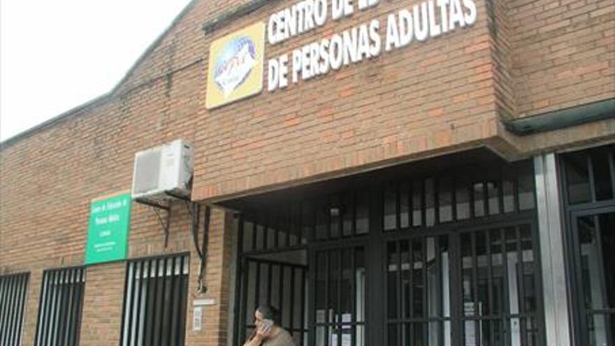 El centro de educación para adultos de Coria oferta talleres y cursos