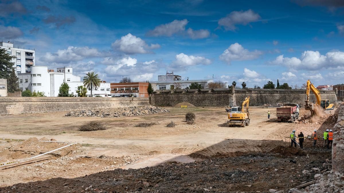 La cortina de Santa María y el baluarte del mismo nombre ya se puede ver desde las calles Hermanos Merino y Stadium