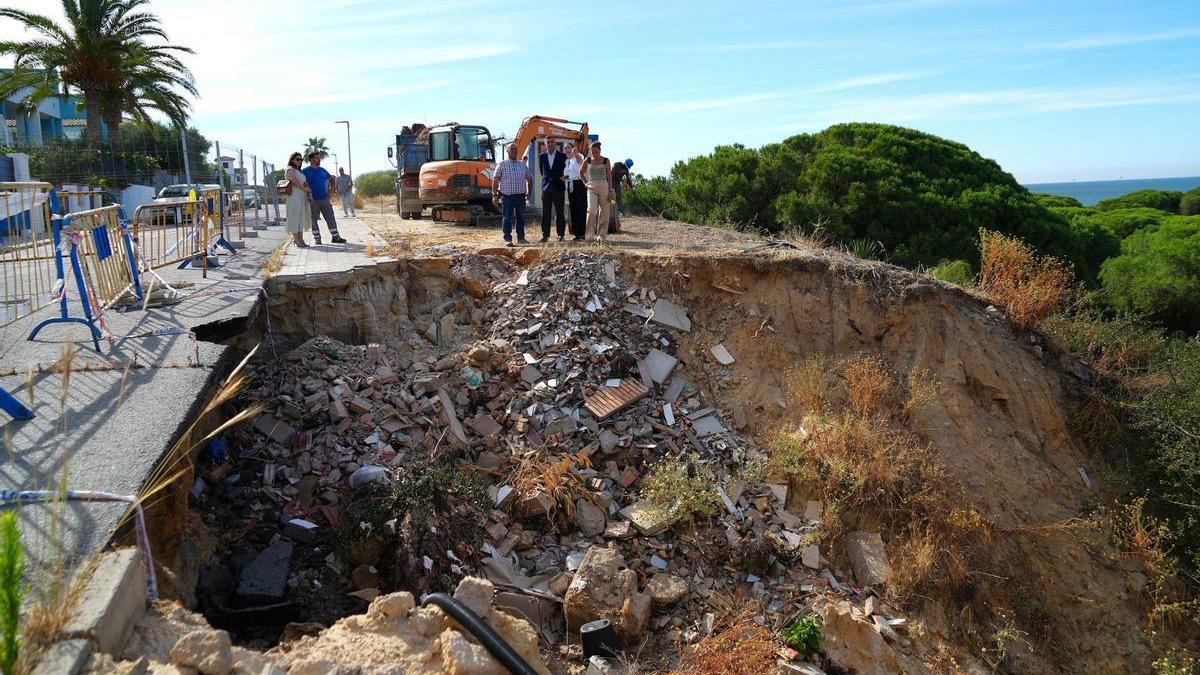 Inicio de los trabajos para reparar el socavón producido por los temporales de febrero en Mazagón.