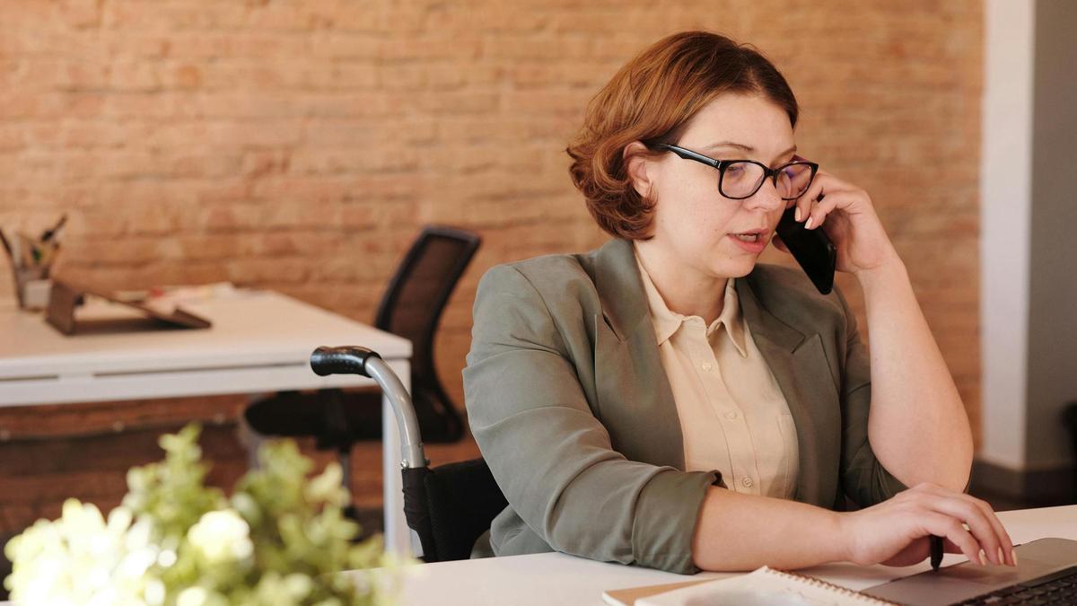 Una mujer habla por teléfono.