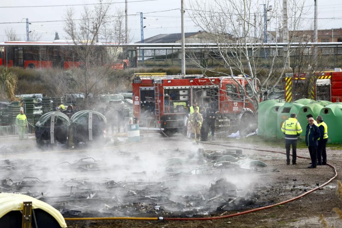 Incendio en el depósito de contenedores de FCC en La Cartuja