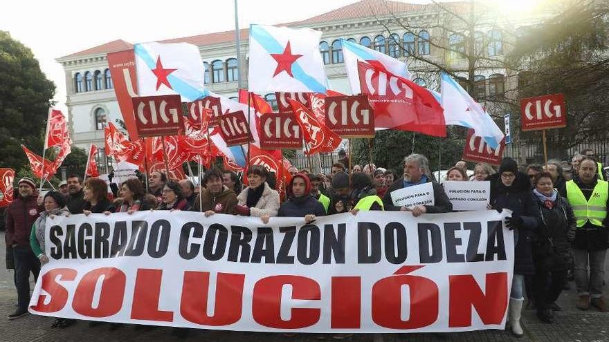 Protesta sindical delante de la Consellería de Educación por la situación del Sagrado. // Xoán Álvarez