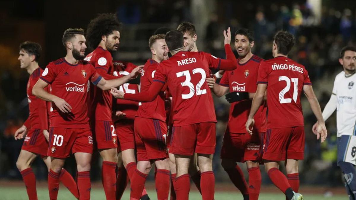 Los jugadores del Osasuna en la celebración del tanto de Barbero