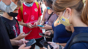 Un grupo de adolescentes, absortos en sus móviles