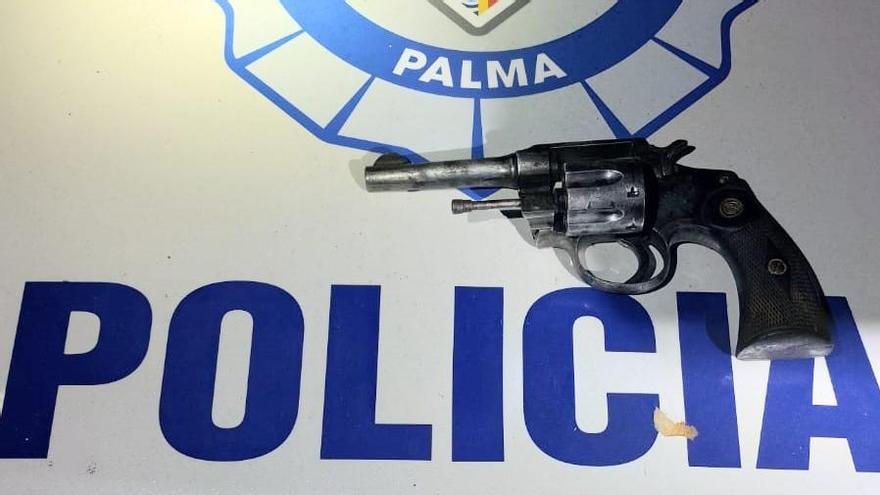 El revólver incautado al sospechoso.