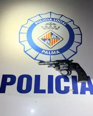 Un hombre se cuela en una casa, se esconde debajo de la cama y amenaza a los inquilinos con un revólver al ser sorprendido en Palma