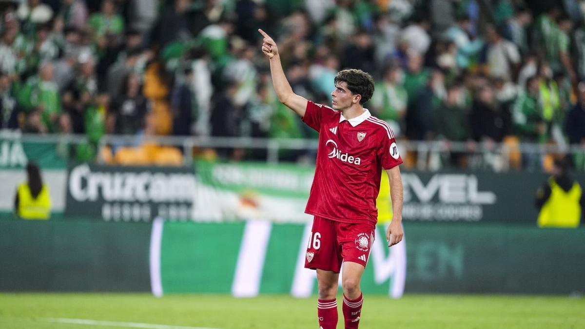Juanlu Sánchez, durante el partido de LaLiga EA Sports entre el Real Betis y el Sevilla FC en el estadio La Cartuja