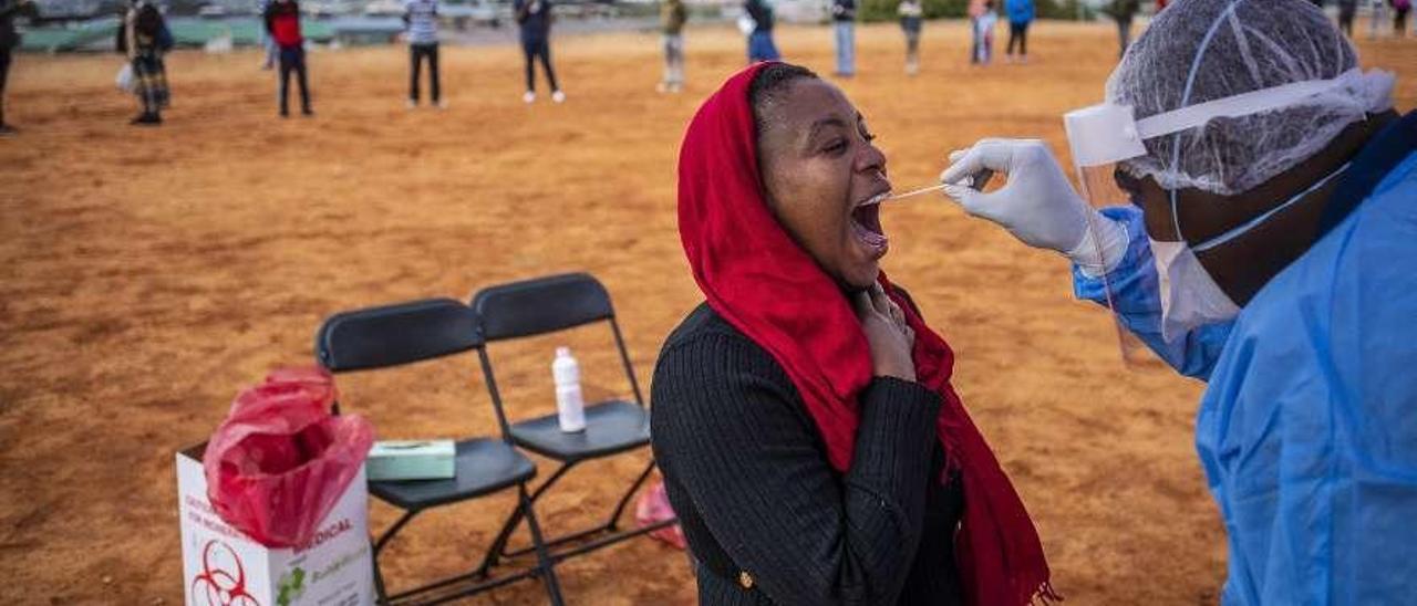 Toma de muestras para diagnosticar el coronavirus a una mujer en Sudáfrica. // Efe