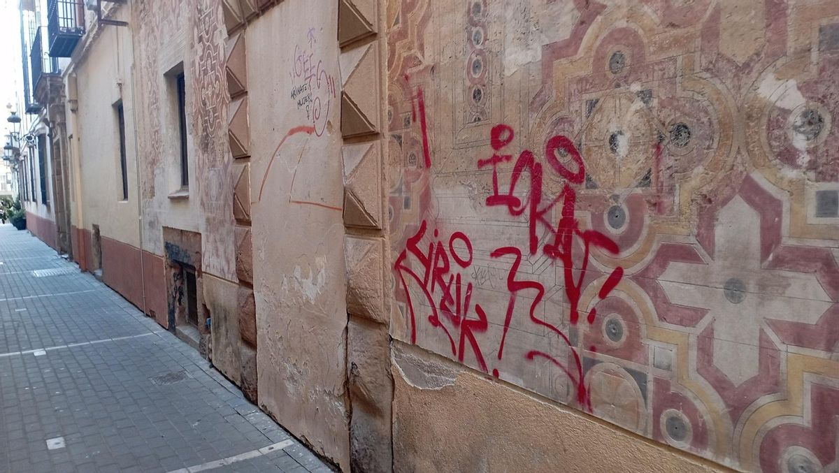 La pintada, perpetrada como mínimo en 2017, esta semana en su sitio de siempre en calle Gaona.
