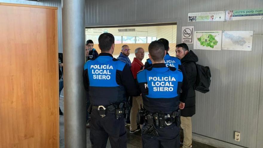 La Policía, esta tarde en el recinto polideportivo