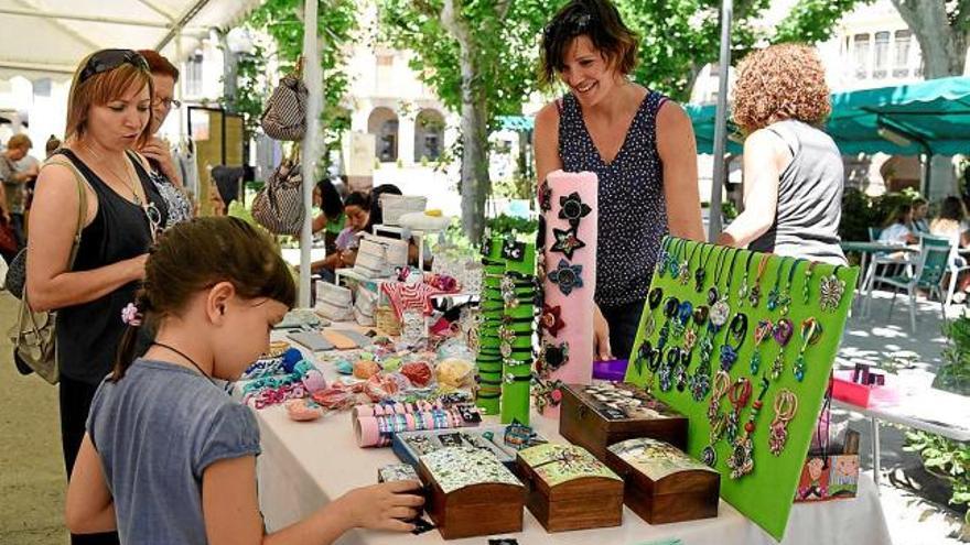 A la plaça de la Fira es van concentrar els artesans, i a la del Mercat es van desenvolupar els tallers