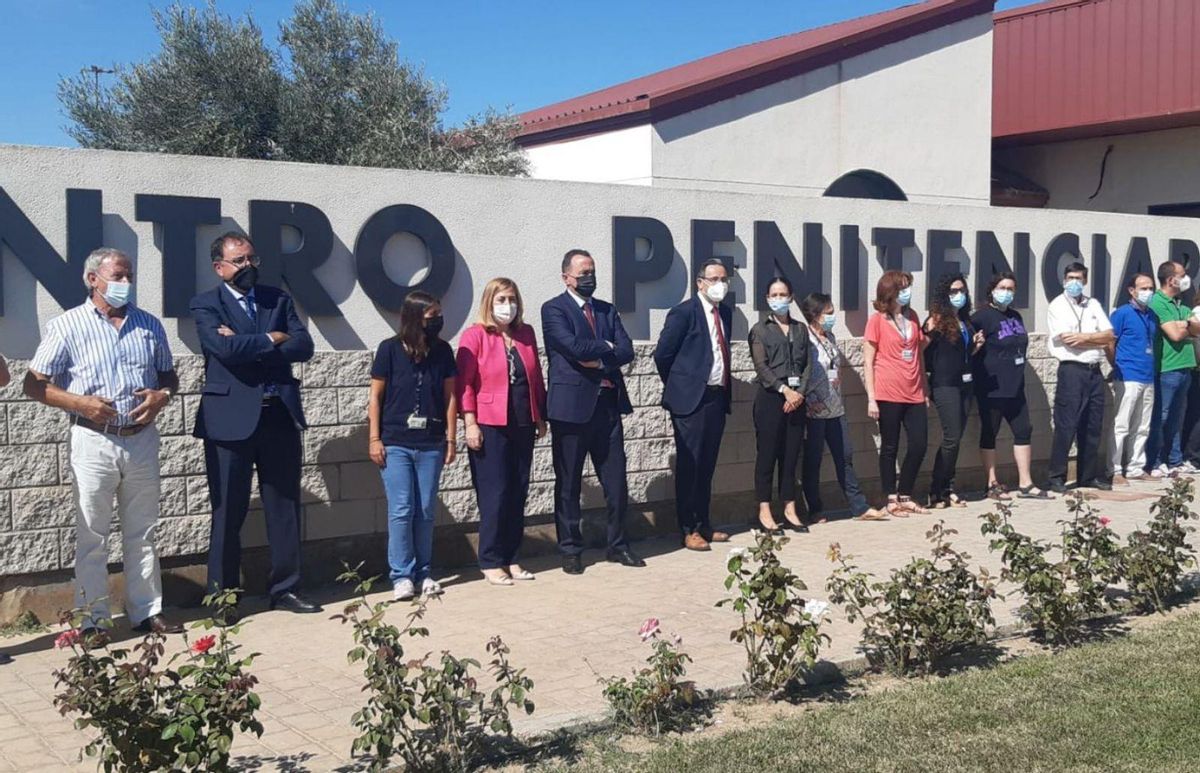 El director de Villena, a la izquierda, en la concentración por la agresión que resultó ser falsa. | PÉREZ GIL