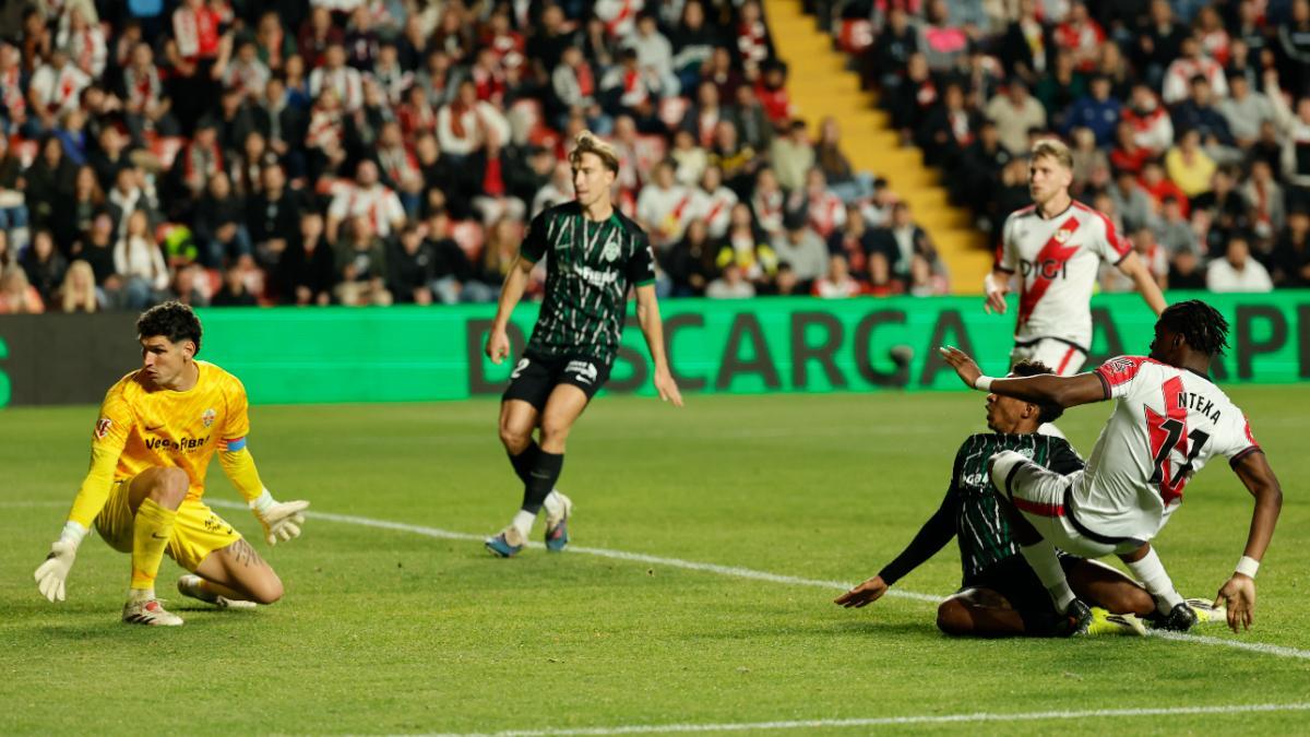 El centrocampista del Rayo Randy Nteka (d) marca el 1-0, durante el partido de LaLiga de fútbol que Rayo Vallecano y Elche CF disputan este viernes en el estadio de Vallecas, en Madrid.