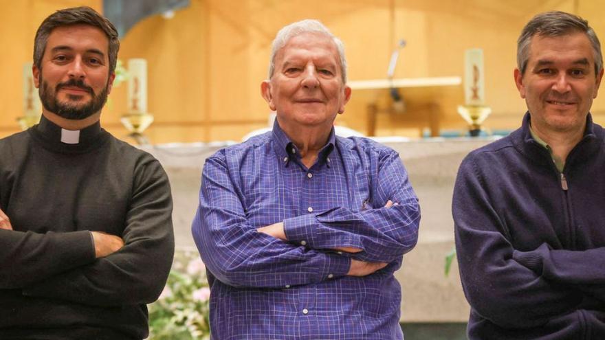 Los jesuitas Antonio Bohórquez, Paco Zanuy y Beni Álvarez, en la Iglesia del Sagrado Corazón de A Coruña. | | GERMÁN BARREIROS/ROLLER AGENCIA