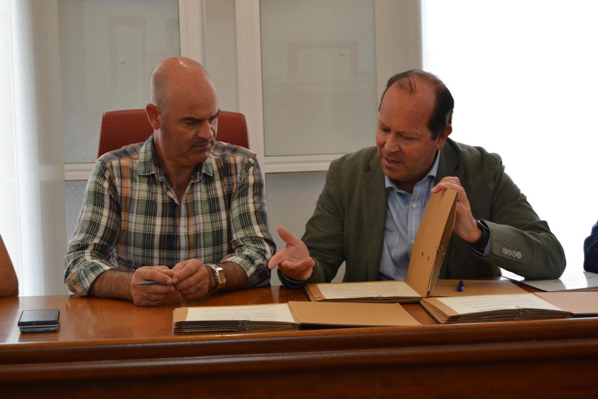 La firma del convenio para el uso de la planta de transferencia de A Portela por parte de Sogama, suscrito por el presidente de la empresa pública, Javier Domínguez Lino, y el alcalde de Bueu y en aquel entonces presidente de la Mancomunidade do Morrazo, Félix Juncal.