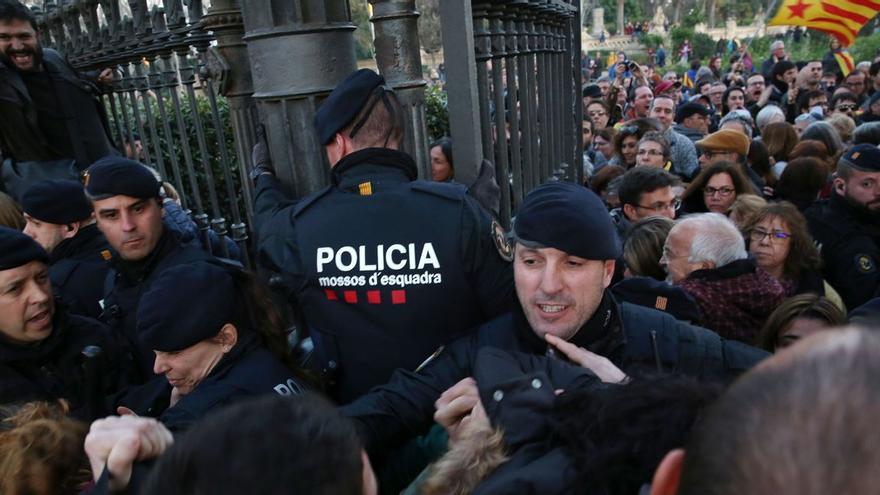 Los Mossos impiden el acceso al Parc de la Ciutadella.