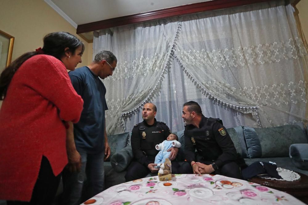 Los padres del bebé que estuvo a punto de morir en Russafa reciben a los policías que lo salvaron