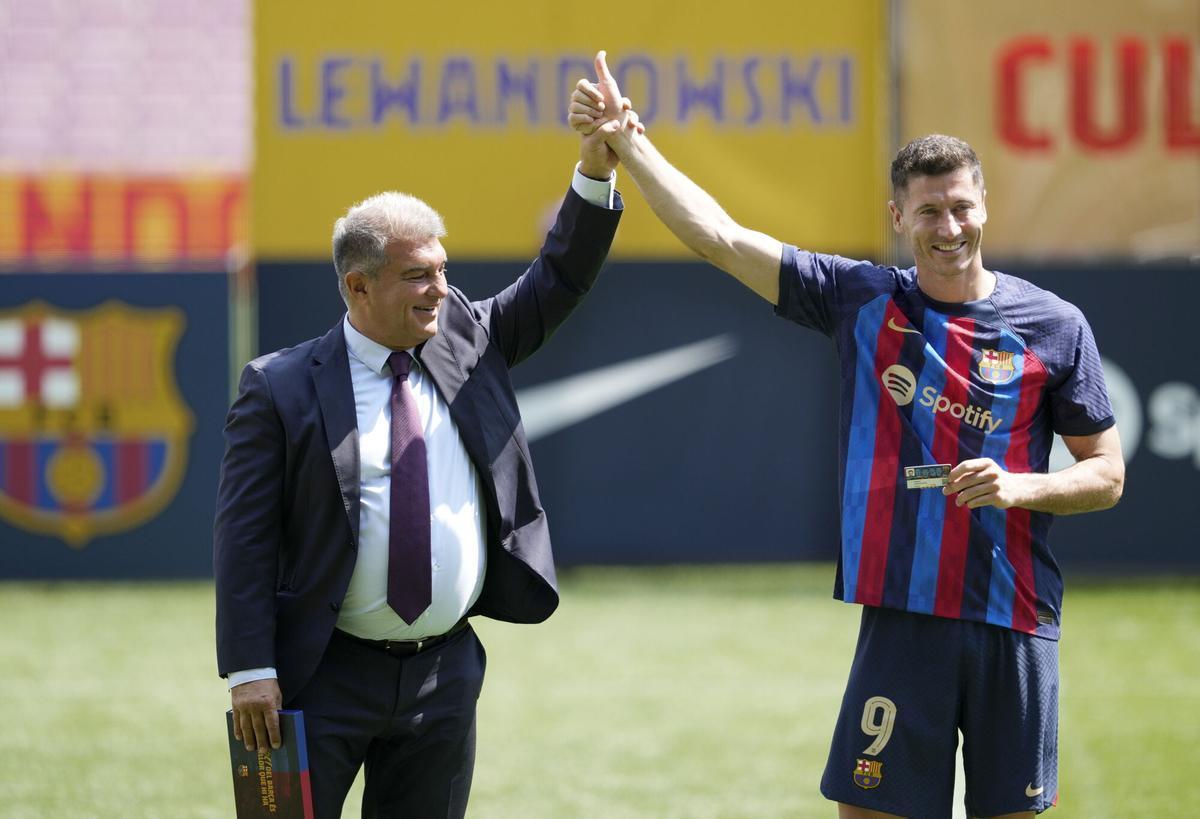 Laporta li alça el braç a Lewandowski, ahir al migdia al Camp Nou GRAFCAT383 BARCELONA 05/08/2022.- El jugador polaco Robert Lewandowski, acompañado por el presidente del FC Barcelona, Joan Laporta, durante el acto de presentación este mediodía en el Nou Camp de Barcelona como nuevo jugador del FC Barcelona en la que se le hizo entrega del carnet de socio del club azulgrana, EFE/Alejandro Garcia. FUTBOL. 1. BARCELONA. PRESENTACION DE LEWANDOWSKI