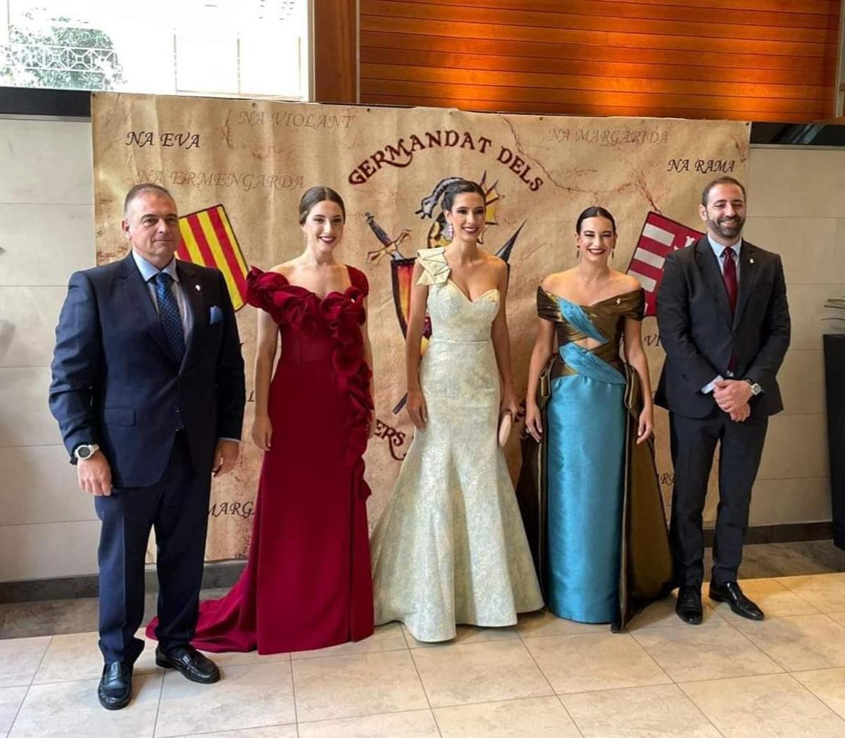 Carla Sánchez; junto a la reina de las fiestas, Selene Tarín; y Na Violant 2020-2022, María Torres, acompañadas por el prohom y el concejal de Fiestas, Omar Braina.