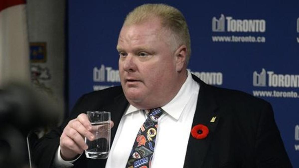 Ford bebe un poco de agua durante su declaración en el Ayuntamiento de Toronto.