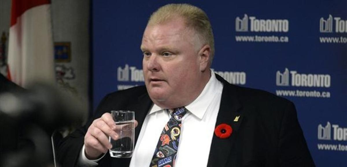 Ford beu una mica d’aigua durant la seva declaració a l’Ajuntament de Toronto.