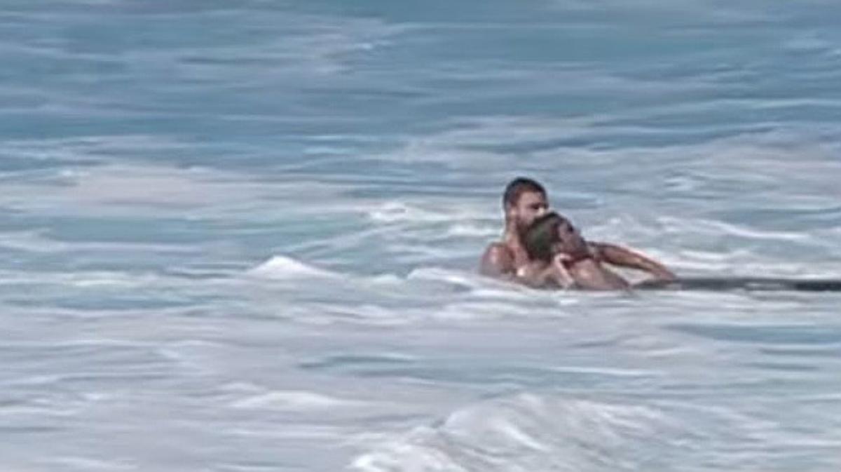 Un surfista queda inconscient quan el rebolca una onada a Hawaii. Un company li salva la vida.