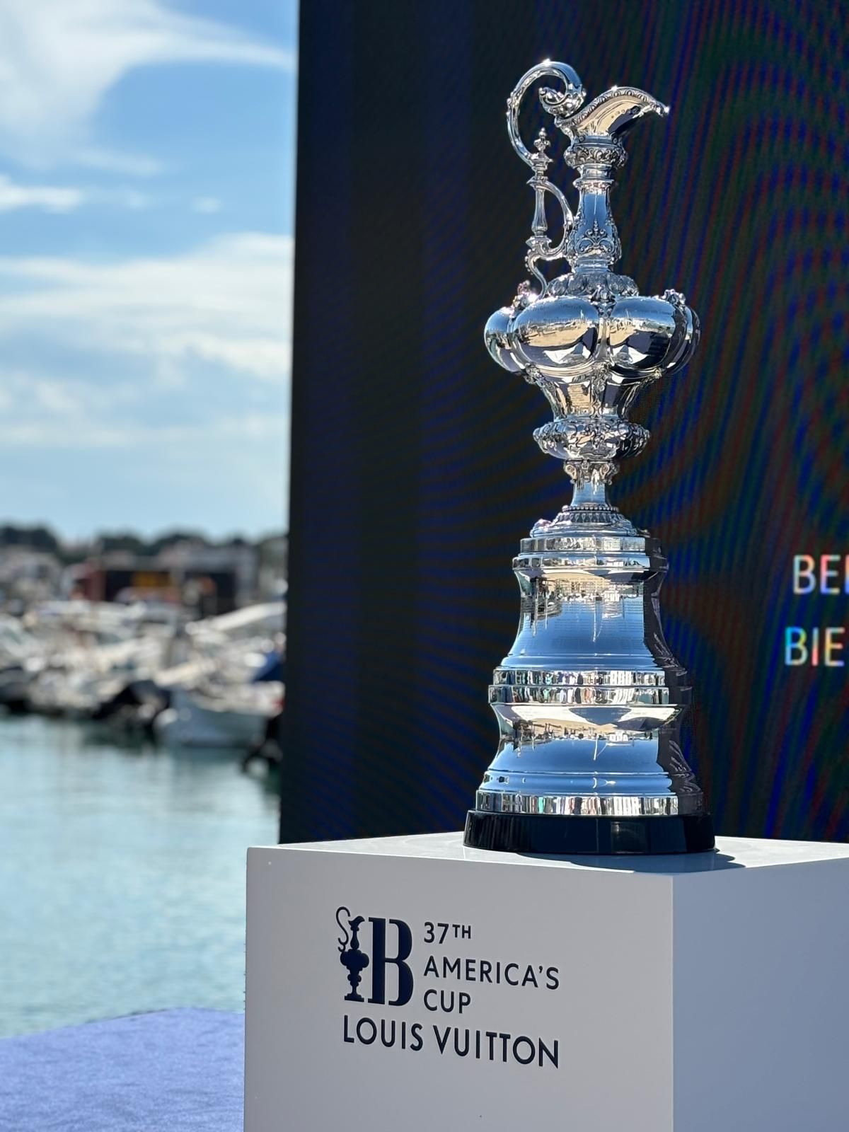 Les imatges del trofeu de la Copa Amèrica arribant al Club Nàutic l'Escala