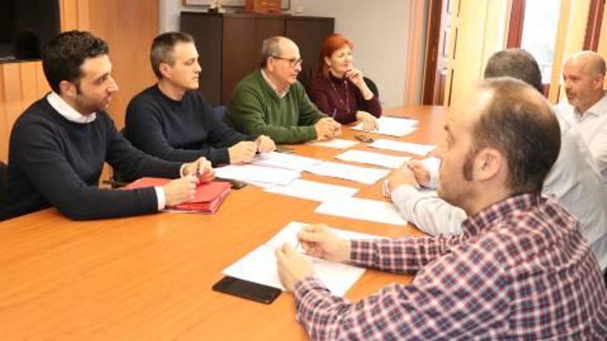 El alcalde, ediles y técnicos, en la primera reunión.