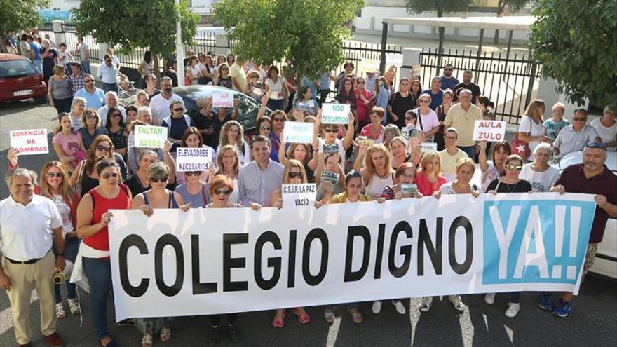 Padres del colegio de Villarrubia reclaman mejoras en el edificio