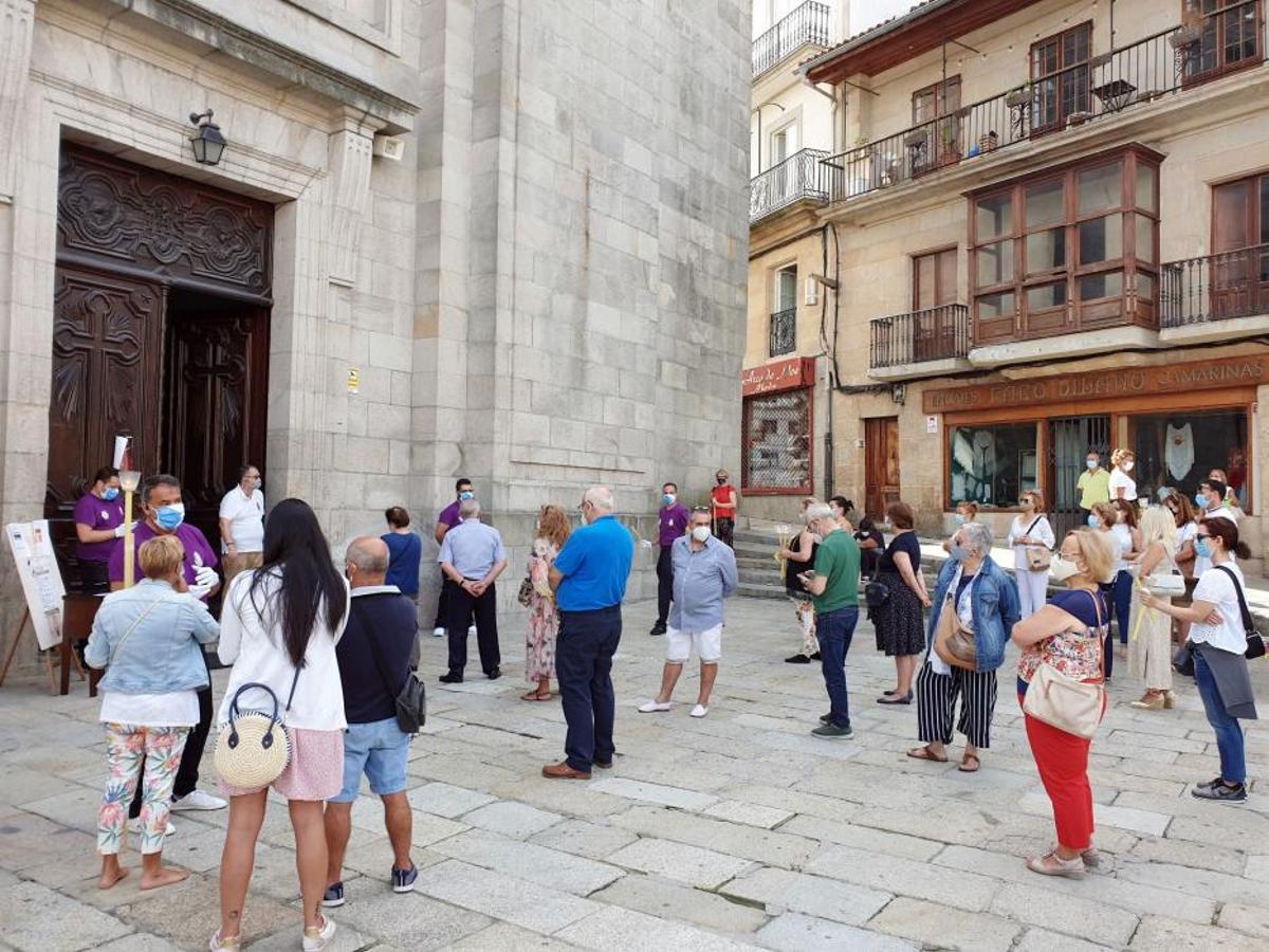 La pandemia no frena la pasión por el Cristo. A pesar de que la Covid-19 ha impedido, por primera vez en la historia, la celebración de la multitudinaria procesión, centenares de fieles recorren desde ayer las calles de la ciudad y el Casco Vello para rendirle homenaje.