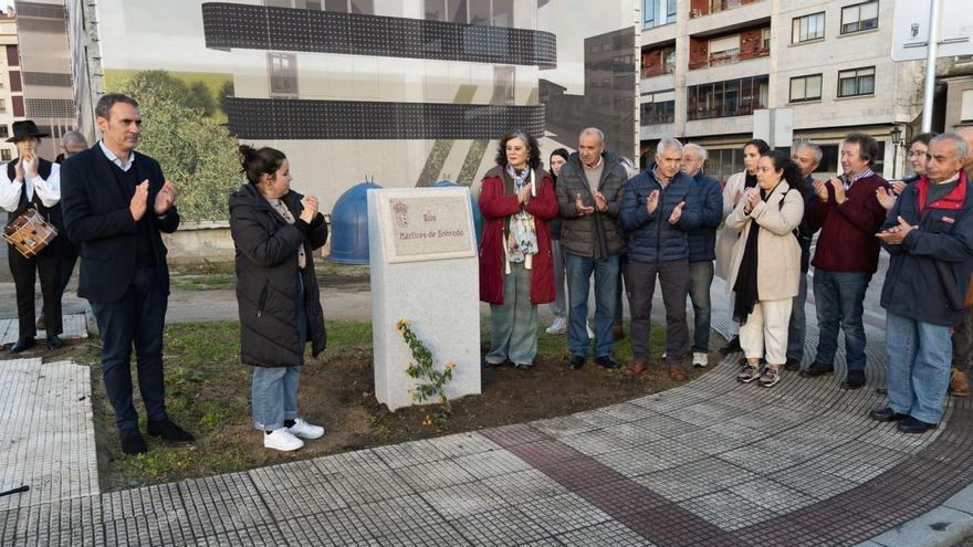 El alcalde de Tui, y familiares de los mártires de Sobredo, 
entre otros, descubren la placa de la calle.