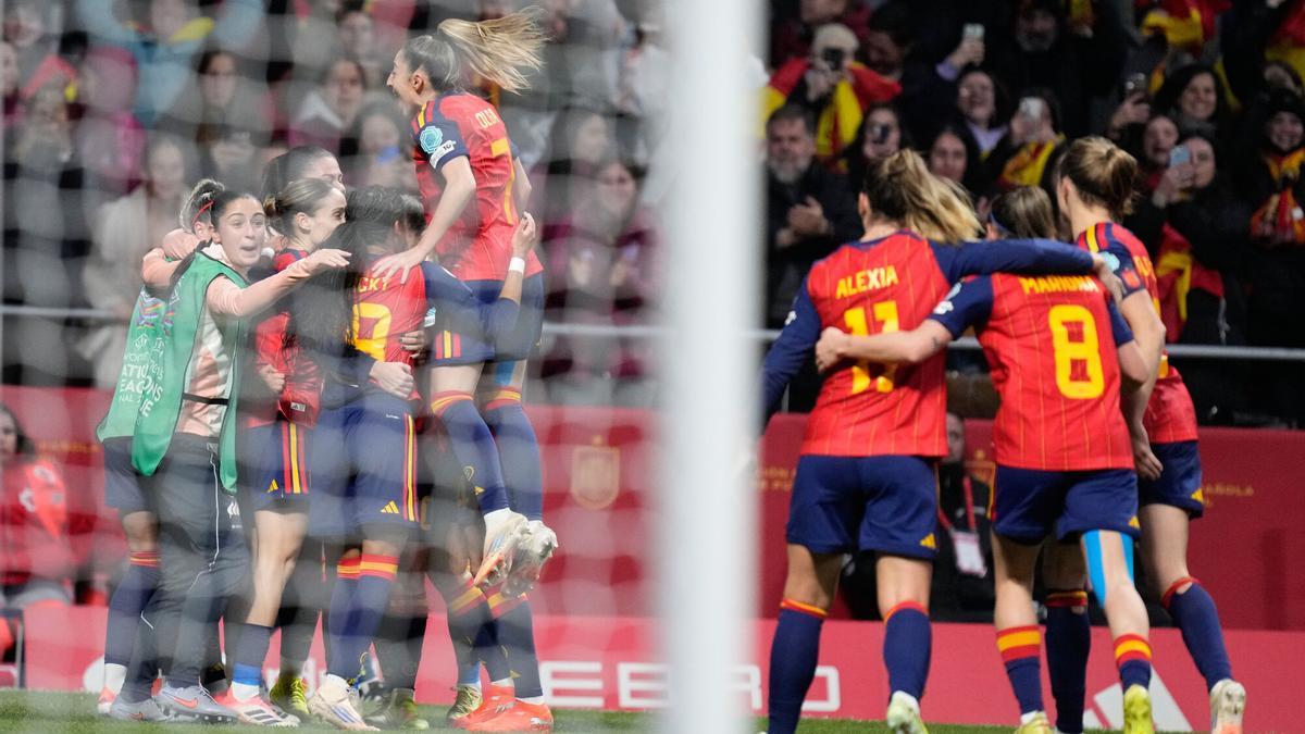 Las jugadoras de España celebran el primer gol de Claudia Pina contra Alemania en la final de la Nations League.