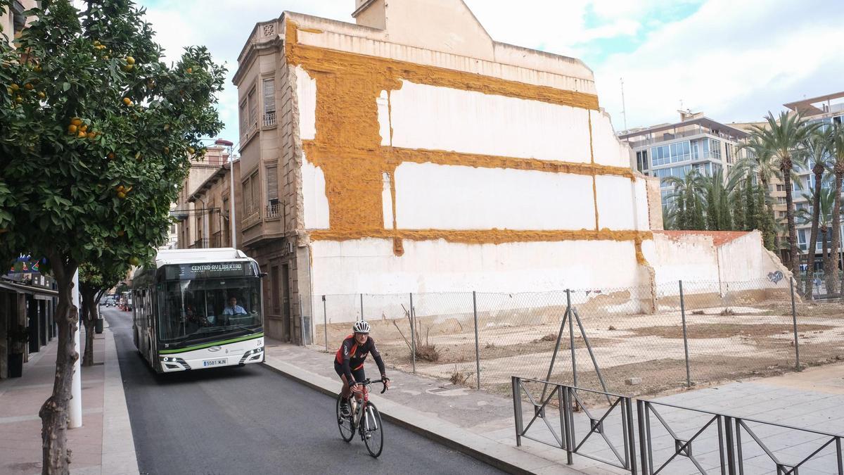 Nuevo asfaltado en la calle Filet de Fora de Elche y solar donde se habilitará un aparcamiento gratuito para 25 coches