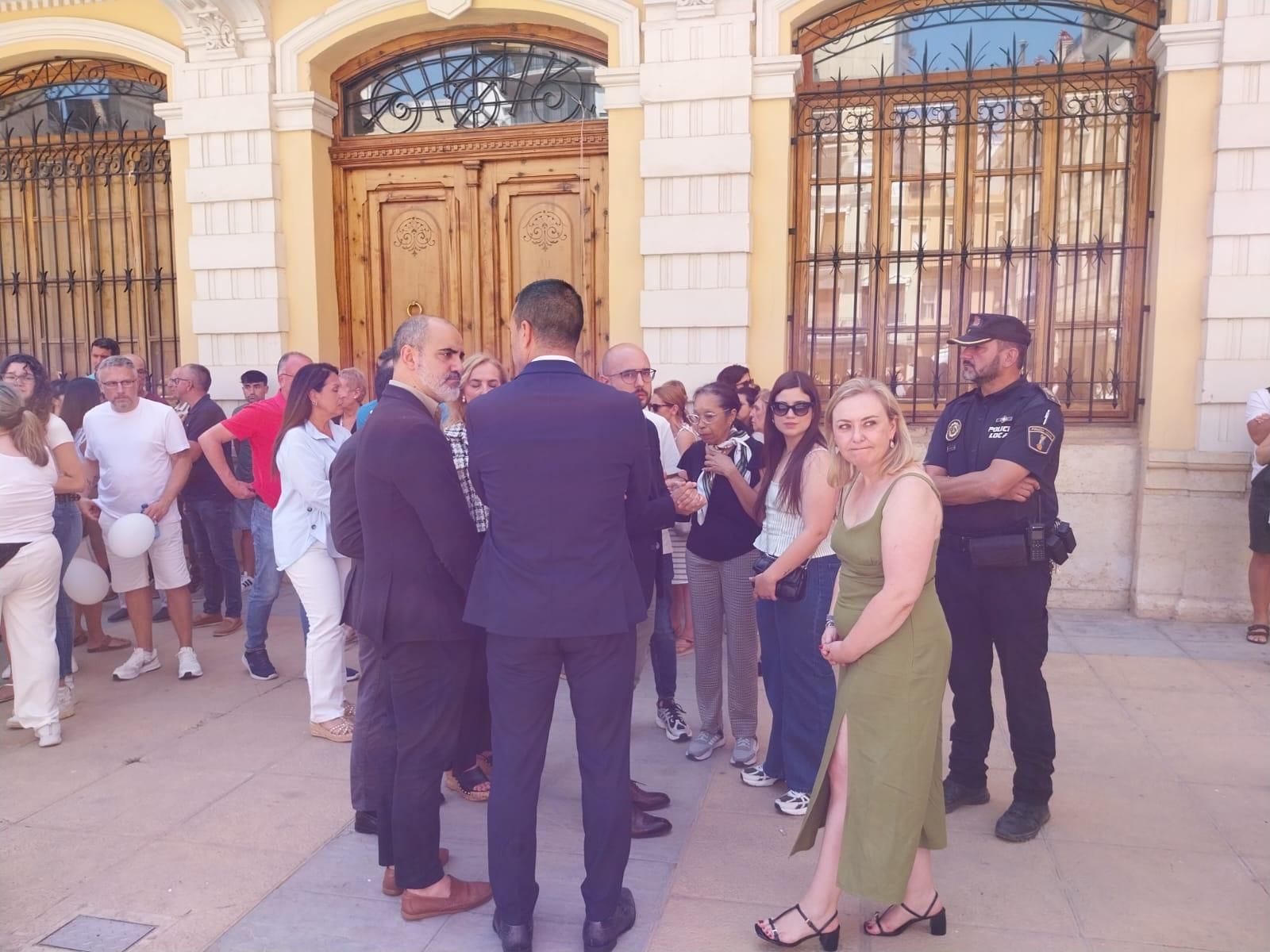 Así ha sido el minuto de silencio en Algemesí tras el doble crimen machista