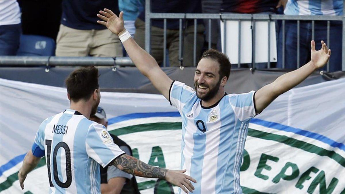 Messi e Higuaín son buenos compañeros en la selección argentina