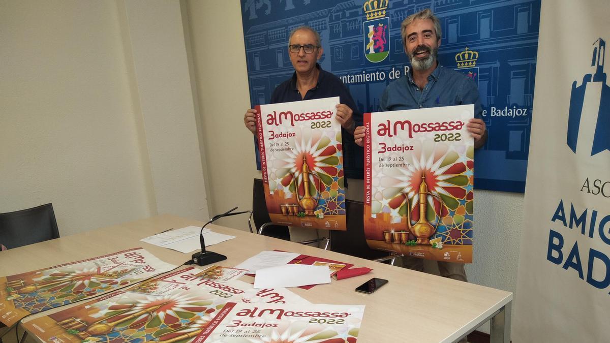 Manuel Cienfuegos y Francisco Javier Gutiérrez, ayer, con el cartel de Almossassa.