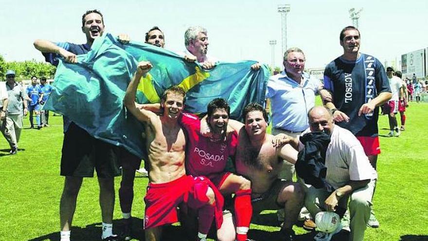 Directivos y jugadores del Marino celebran el último ascenso en Tras Cantos tras empatar (2-2) con el Pegaso.