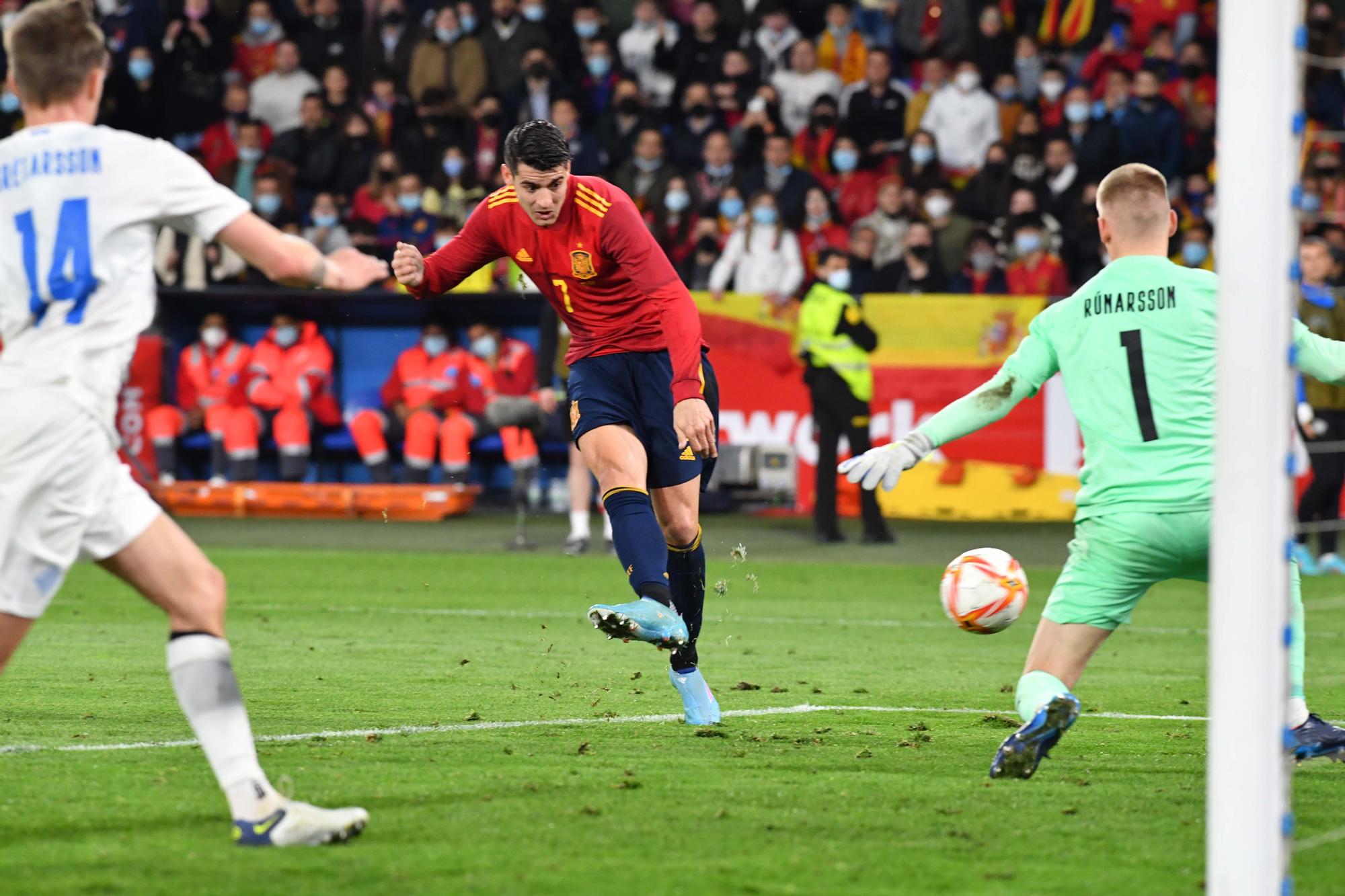 España golea a Islandia (5-0) en A Coruña con Riazor repleto