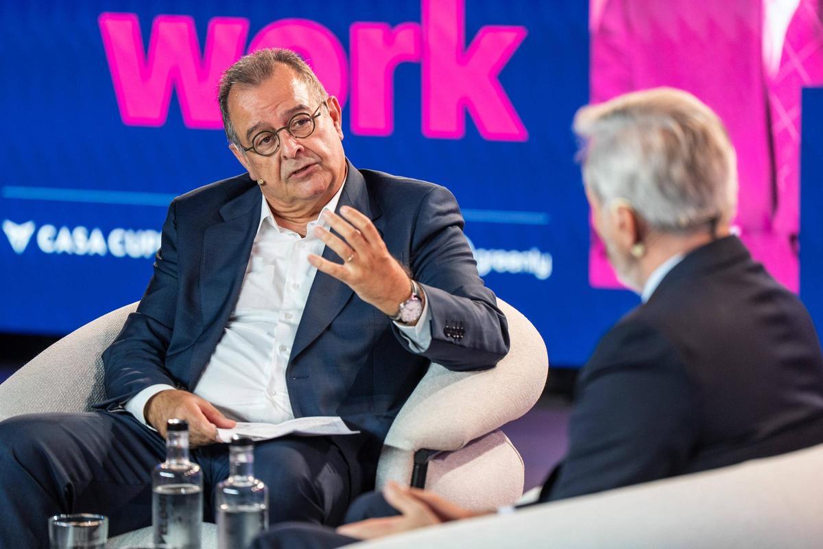 El presidente del Gobierno de Aragón, Jorge Azcón, y Albert Sáez, director de Contenidos de Prensa Ibérica, participan en un encuentro del ciclo Afterwork celebrado en Barcelona