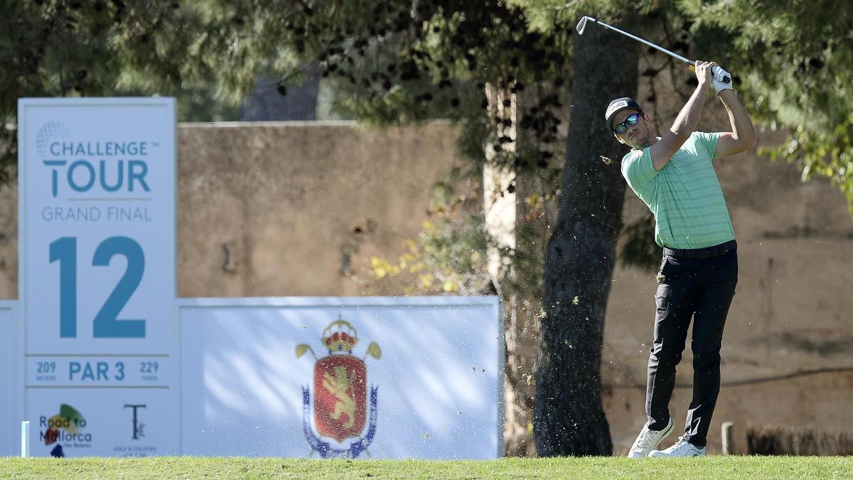 El jugador español Scott Fernández golpea una bola.