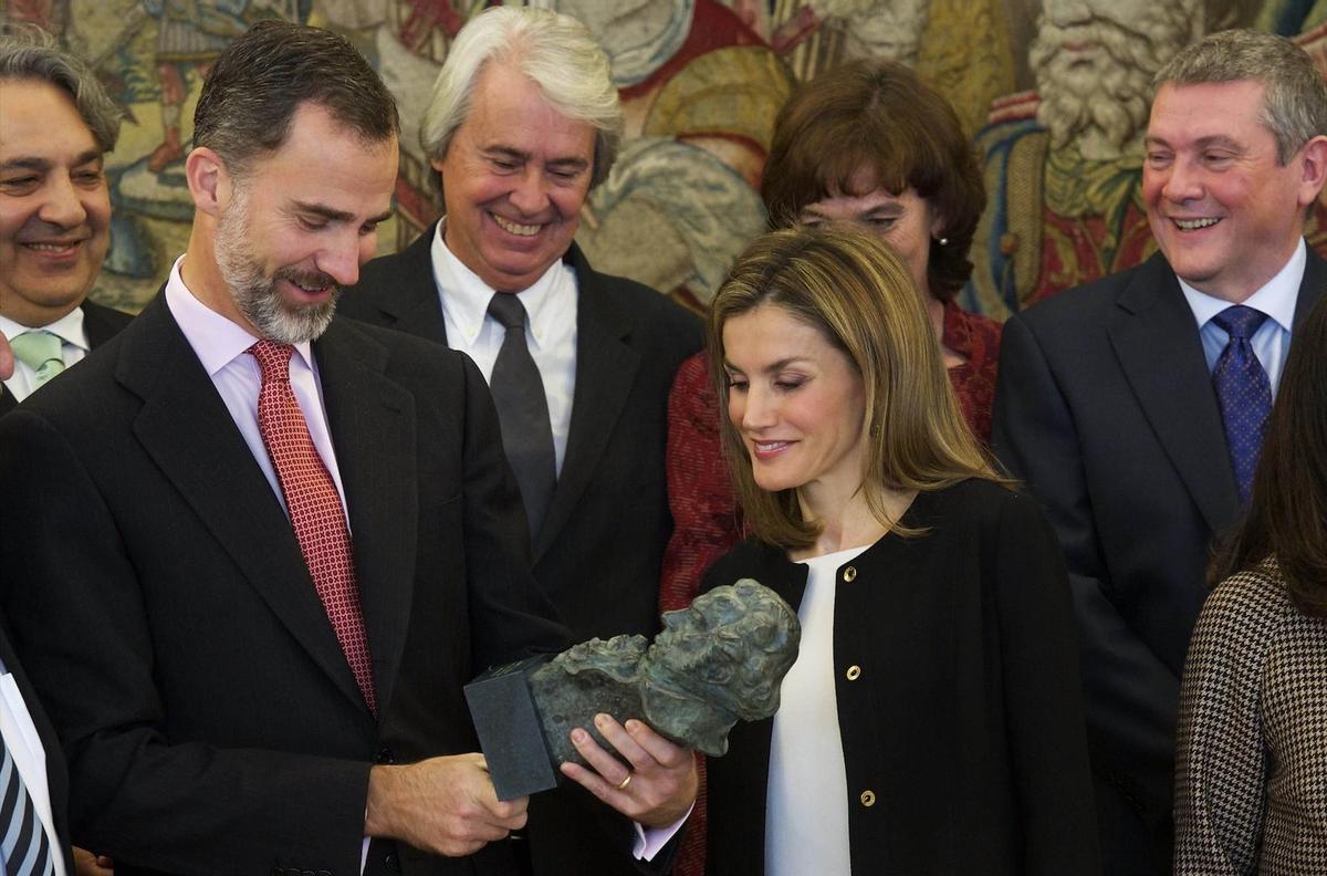 Los reyes cuando recibieron el Goya especial en 2015.