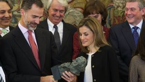 Los reyes cuando recibieron el Goya especial en 2015.