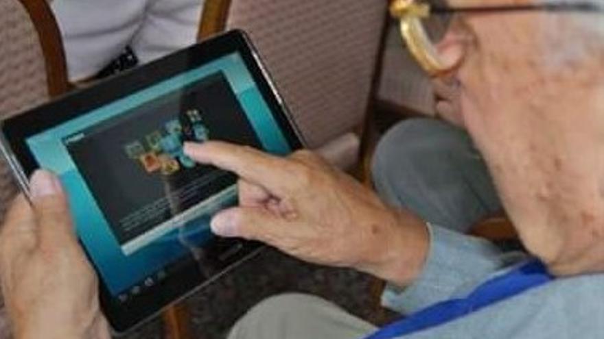 Un mayor haciendo uso de un dispositivo Tablet.