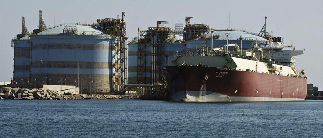 Instalaciones de la planta regasificadora de Sagunto, que recibe a barcos metaneros.