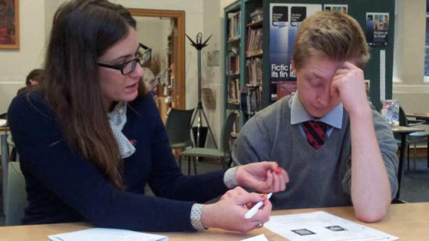 Lourdes Rebollo, en una clase de español con uno de los alumnos del colegio en el que trabaja en el norte de Inglaterra.