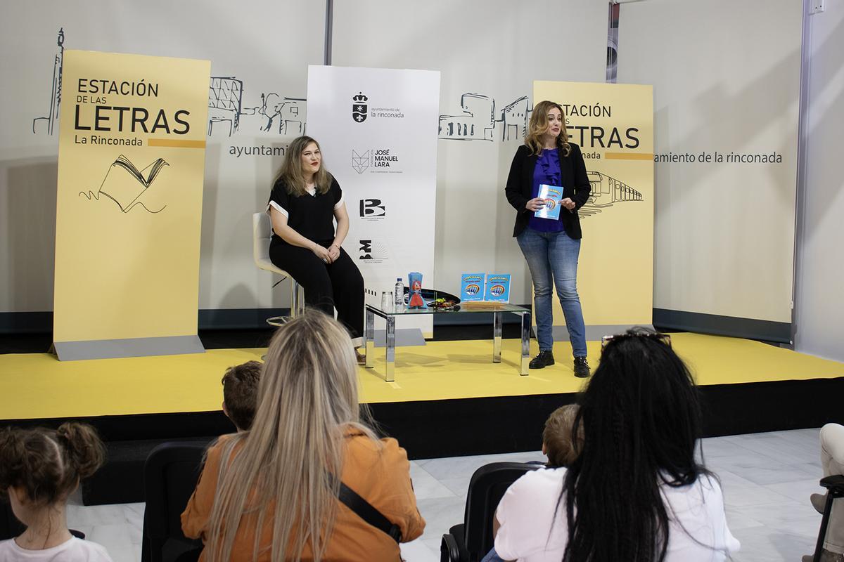 La delegada municipal de Cultura, Raquel Vega, presentó a la escritora en la que ha sido la primera presentación del libro y la primera participación en Estación de las Letras.