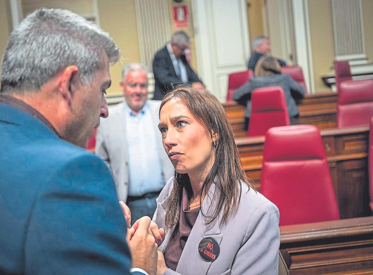 La socialista Nira Fierro charla, con el vicepresidente y líder del PP Manuel Domínguez.