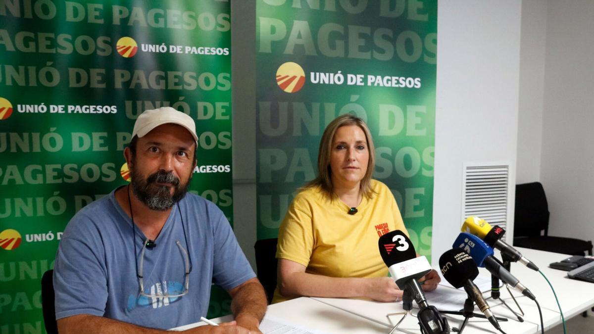 La coordinadora nacional d'UP, Raquel Serrat, i un membre de la comarcal de l'Alt Empordà, Pino Delàs